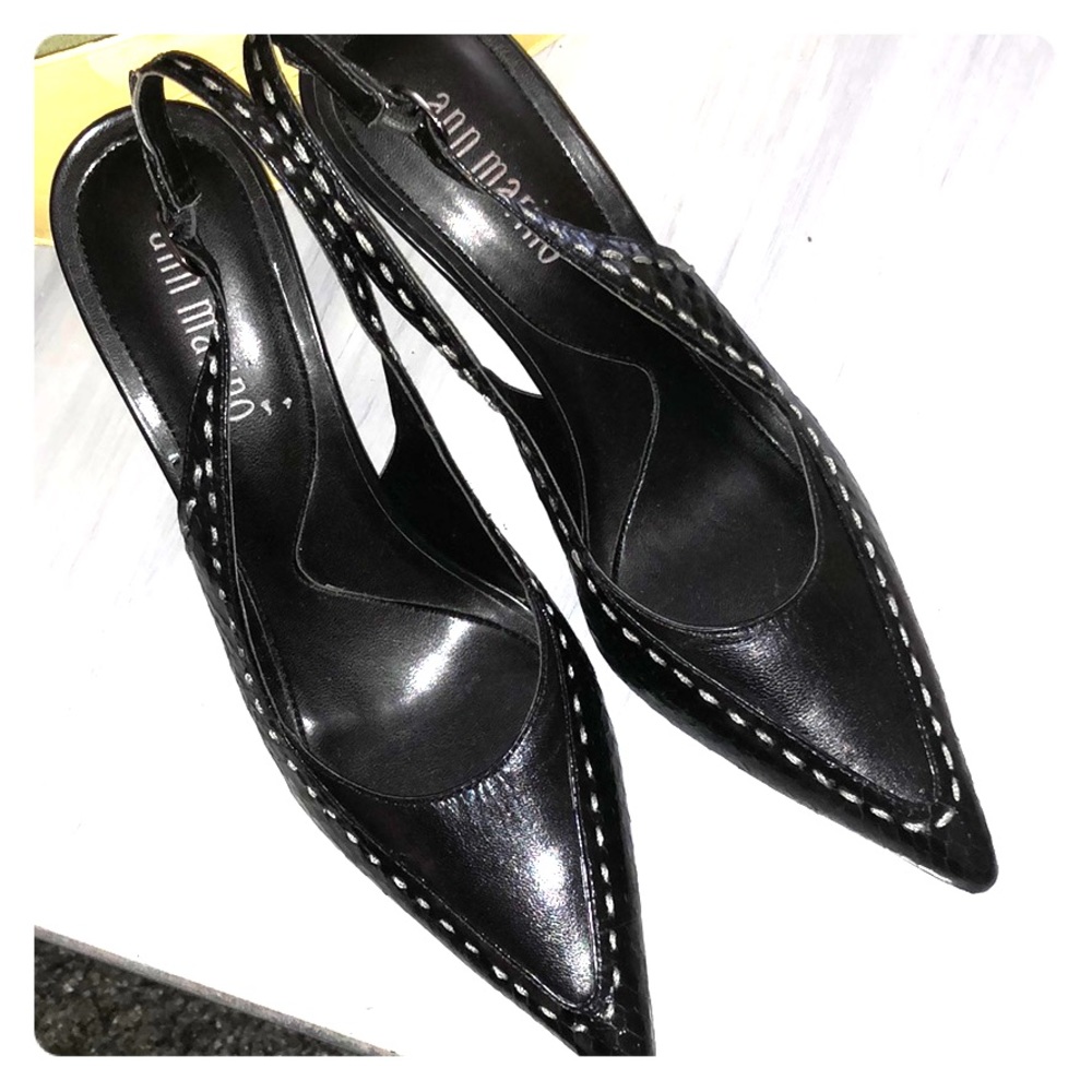 Black pumps